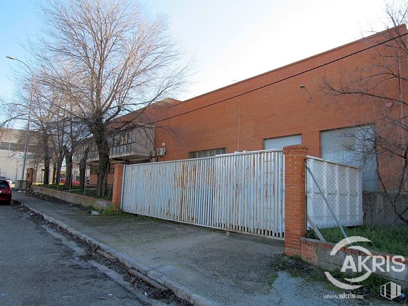 Industrial for sale at Calle Río Torviscal, Toledo, 45007 with window, house, sky, property, plant, tree, road surface, asphalt, brickwork and architecture around