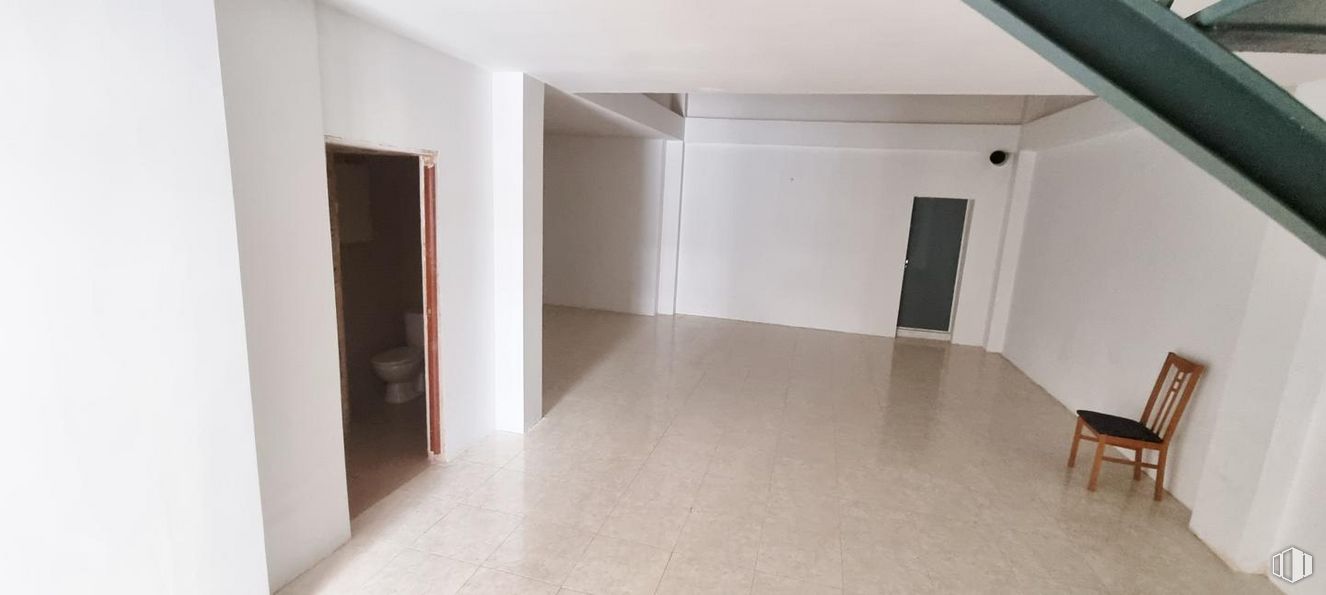 Retail for rent at Calle Mariano Vela, Usera, Madrid, 28026 with chair, fixture, wood, flooring, hall, floor, paint, hardwood, ceiling and plaster around