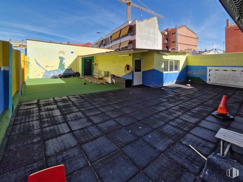 Local en venta en Zona centro, Leganés, Madrid, 28912 con mesa de trabajo, edificio, cielo, asfalto, nube, sombra, superficie de la carretera, suelos, madera y banco de exterior alrededor