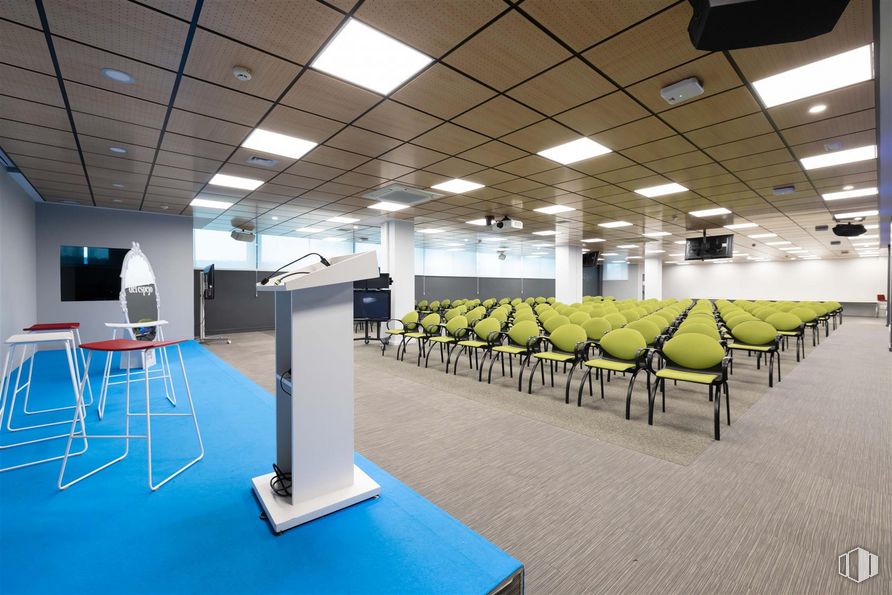 Oficina en alquiler en Avenida Europa, 20 B, Alcobendas, Madrid, 28108 con silla, lámpara, mesa, alumbrado, mueble, suelos, suelo, espacio público, techo y evento alrededor