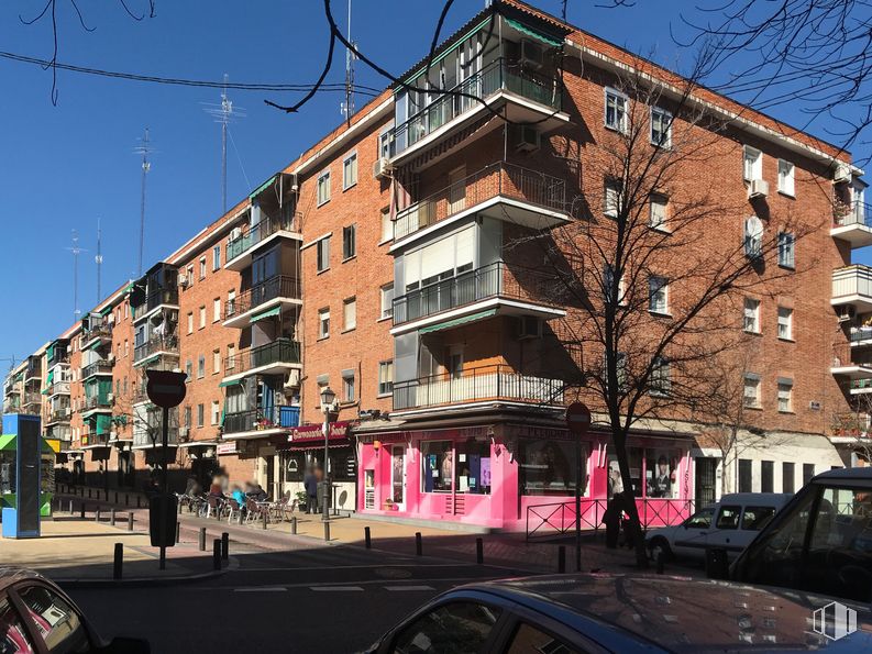 Local en alquiler y venta en Calle Rincón de la Victoria, 1, Puente de Vallecas, Madrid, 28038 con coche, edificio, cielo, propiedad, ventana, infraestructura, arquitectura, barrio, árbol y diseño urbano alrededor