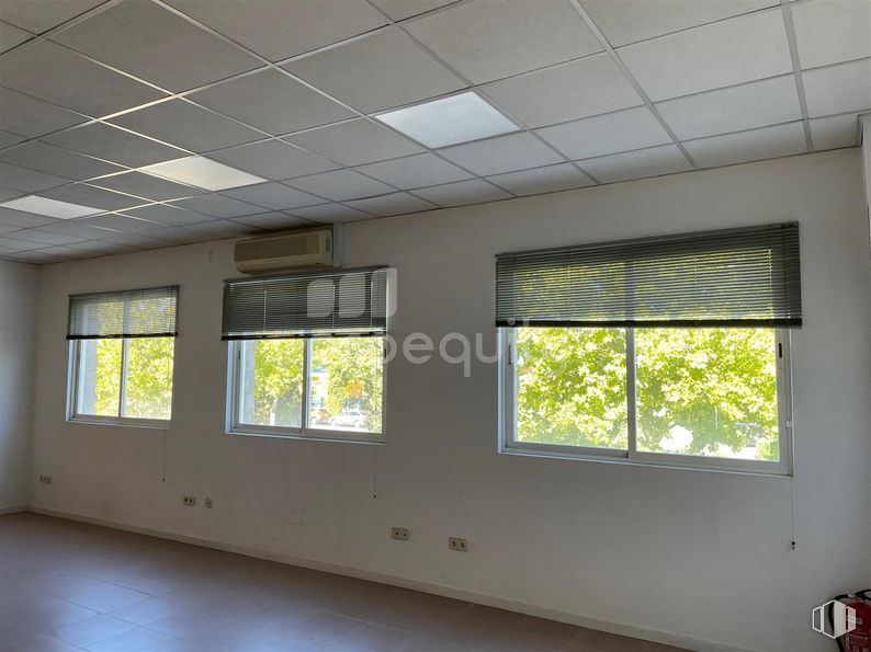 Nave en alquiler en Avenida Europa, Coslada, Madrid, 28820 con persiana de la ventana, ventana, edificio, accesorio, sombra, interiorismo, madera, tintes y matices, techo y suelos alrededor