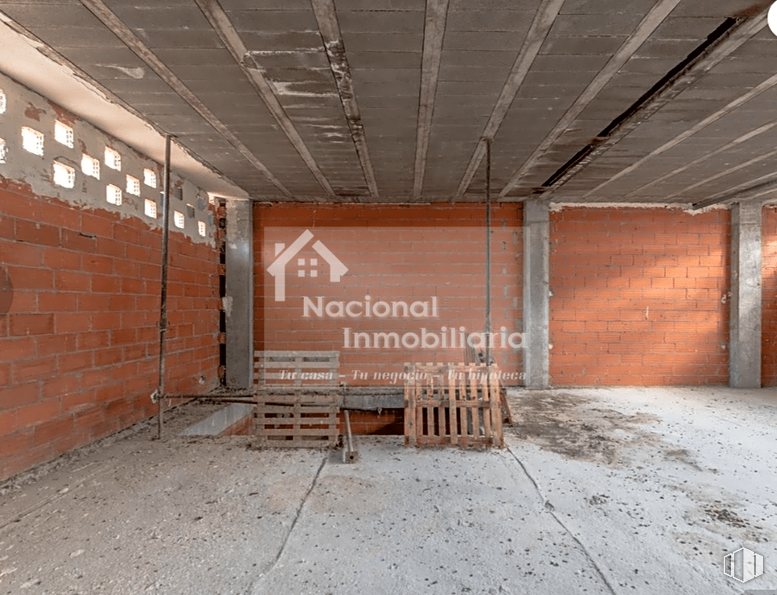 Local en venta en Calle Lirio, 1, Ávila, 05002 con mueble, madera, albañilería, ladrillo, suelo, piso, pasillo, techo, material compuesto y hormigón alrededor