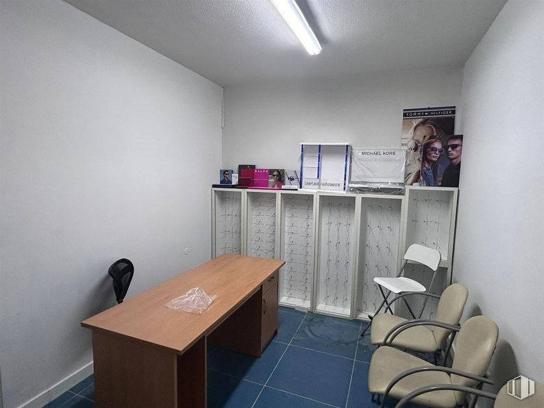 Retail for rent at Calle Cebreros, 46, La Latina, Madrid, 28011 with chair, desk, light fixture, person, table, property, furniture, interior design, office chair and flooring around