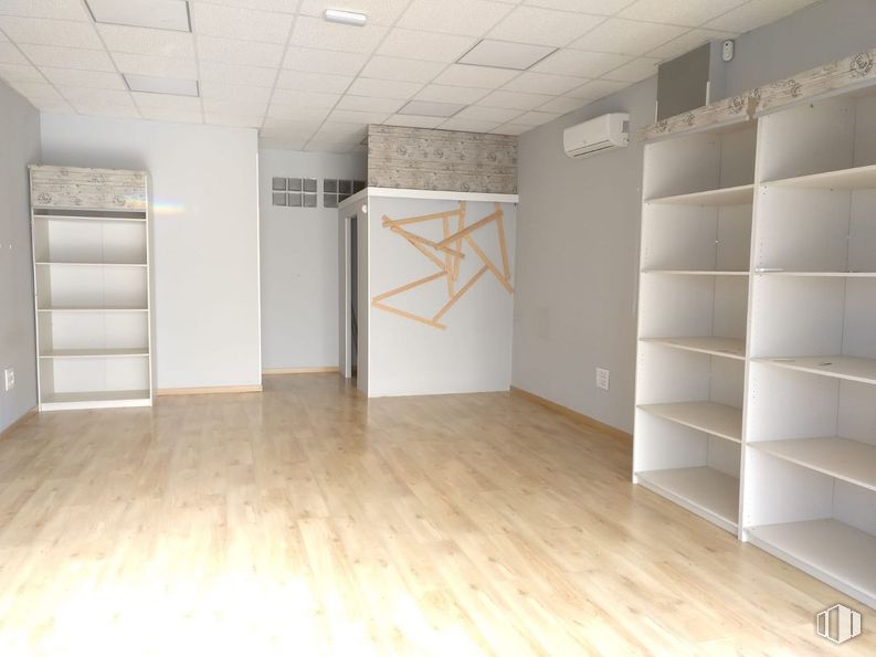 Retail for sale & for rent at Calle Mariano Barbacid, Rivas-Vaciamadrid, Madrid, 28521 with bookcase, building, hall, wood, fixture, flooring, shelf, floor, wood stain and art around