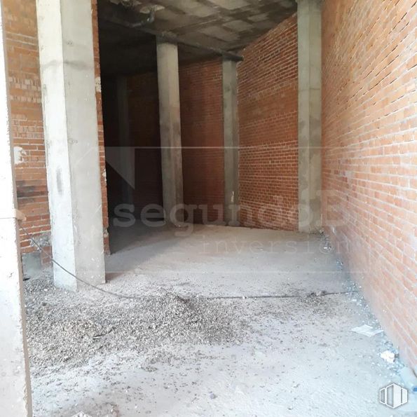 Retail for sale at Calle Arrabal San Lázaro, 11, Ocaña, Toledo, 45300 with mirror, wood, floor, house, brickwork, flooring, brick, composite material, building and building material around