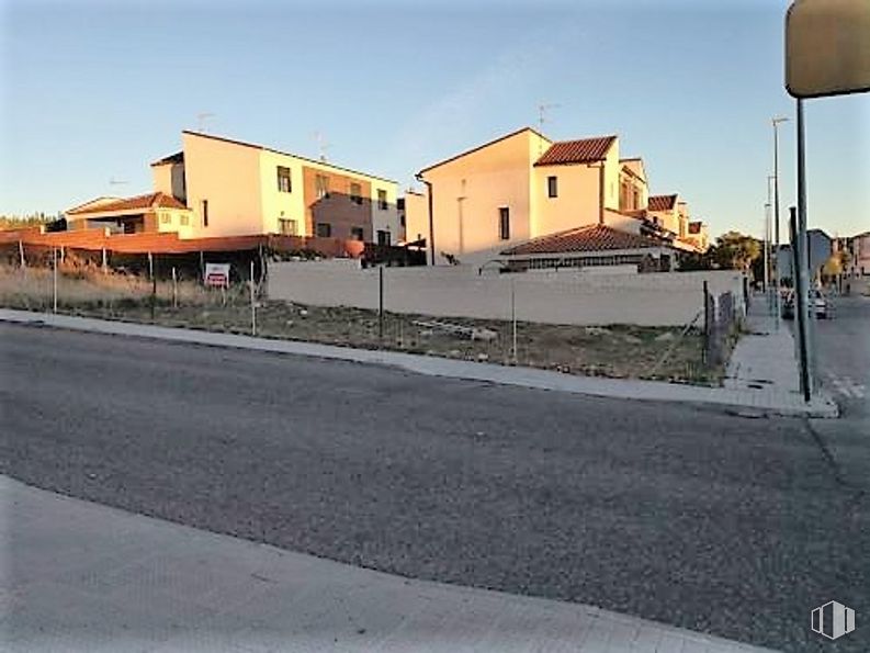 Land for sale at Calle Escultor Julio Gonzalez, 13, Bargas, Toledo, 45593 with house, sky, building, window, road surface, plant, asphalt, residential area, street light and rural area around