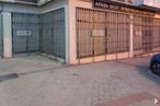 Retail for sale at Calle Húmera, 21, Fuenlabrada, Madrid, 28945 with car, tire, wheel and gate around