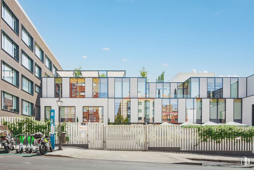 Office for rent at Calle Áncora, 40, Arganzuela, Madrid, 28045 with building, sky, plant, window, urban design, residential area, condominium, facade, wheel and city around