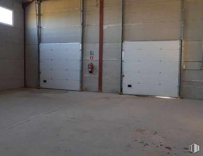 Industrial for sale at Calle Cuerva, Gálvez, Toledo, 45164 with door, wood, flooring, floor, fixture, garage door, composite material, road surface, gas and hardwood around