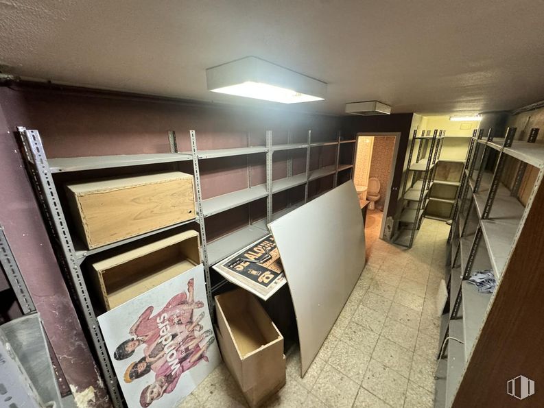 Retail for sale at Calle Juan José Martín, Ávila, 05001 with light fixture, lighting, box, wood, shelving, shelf, flooring, floor, wood stain and hardwood around