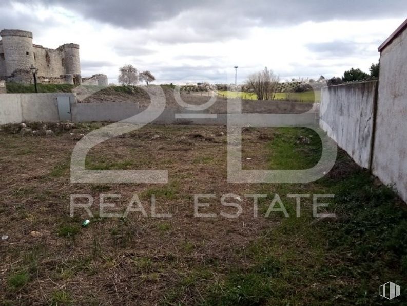 Land for sale at Casco urbano, Pioz, Guadalajara, 19162 with castle, sky, cloud, plant, land lot, grass, road surface, asphalt, landscape and tree around