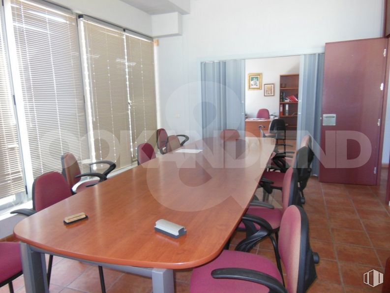 Office for sale at Calle Río Jarama, 132, Toledo, 45006 with chair, table, furniture, property, window blind, building, interior design, wood, flooring and fixture around