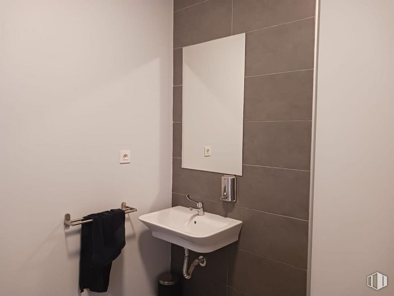 Retail for sale at Barrio Castellana, Salamanca, Madrid, 28006 with mirror, towel, brown, tap, sink, plumbing fixture, property, bathroom sink, wood and bathroom around