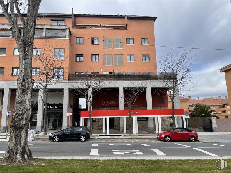 Local en alquiler y venta en Calle Camilo José Cela, 3, Las Rozas de Madrid, Madrid, 28230 con coche, edificio, ciudad, diseño urbano, apartamento, uso mixto, edificio comercial, condominio, luz de la calle y aparcamiento alrededor