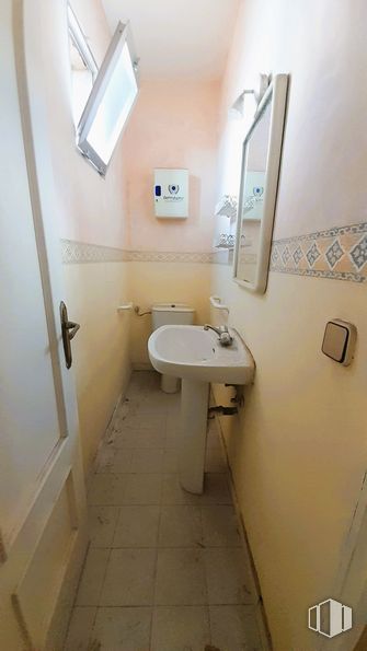 Nave en venta en Calle Candelaria, Ajalvir, Madrid, 28864 con fregadero, grifo, espejo, lavabo, accesorios de fontanería, cuarto de baño, edificio, morado, accesorio y madera alrededor