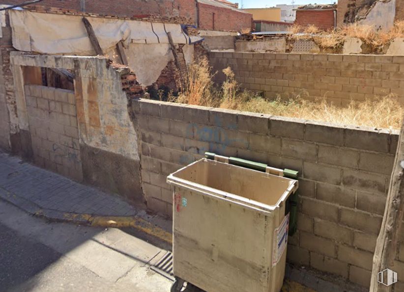 Land for sale at Calle Santo Domingo, Talavera de la Reina, Toledo, 45600 with box, road surface, wood, brickwork, asphalt, composite material, brick, plant, gas and roof around