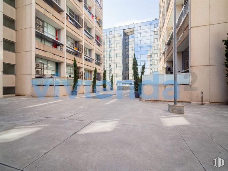 Oficina en venta en Avenida Manoteras, Hortaleza, Madrid, 28050 con edificio, ventana, superficie de la carretera, diseño urbano, asfalto, condominio, cielo, bloque de pisos, barrio y zona residencial alrededor