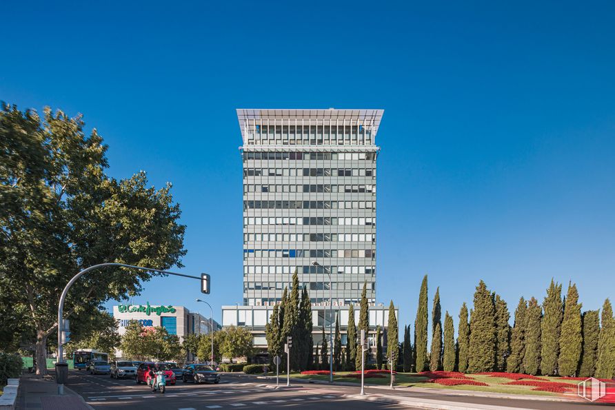 Oficina en alquiler en Torre Indocentro, Calle Retama, 7, Arganzuela, Madrid, 28045 con edificio, alumbrado, cielo, día, planta, árbol, bloque de torre, diseño urbano, condominio y superficie de carretera alrededor