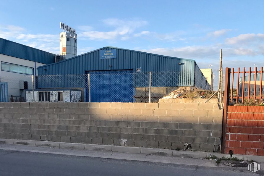 Industrial for sale at Calle Fuente de la Apretura, 37, Chapinería, Madrid, 28694 with building, cloud, sky, road surface, asphalt, fence, composite material, gas, facade and road around