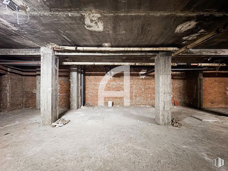 Industrial for sale at Barrio Guindalera, Salamanca, Madrid, 28028 with floor, flooring, composite material, brick, concrete, brickwork, ceiling, building material, beam and basement around