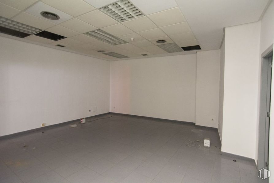 Retail for rent at Centro urbano, Torrijos, Toledo, 45500 with building, fixture, floor, flooring, hall, ceiling, house, composite material, event and wood around