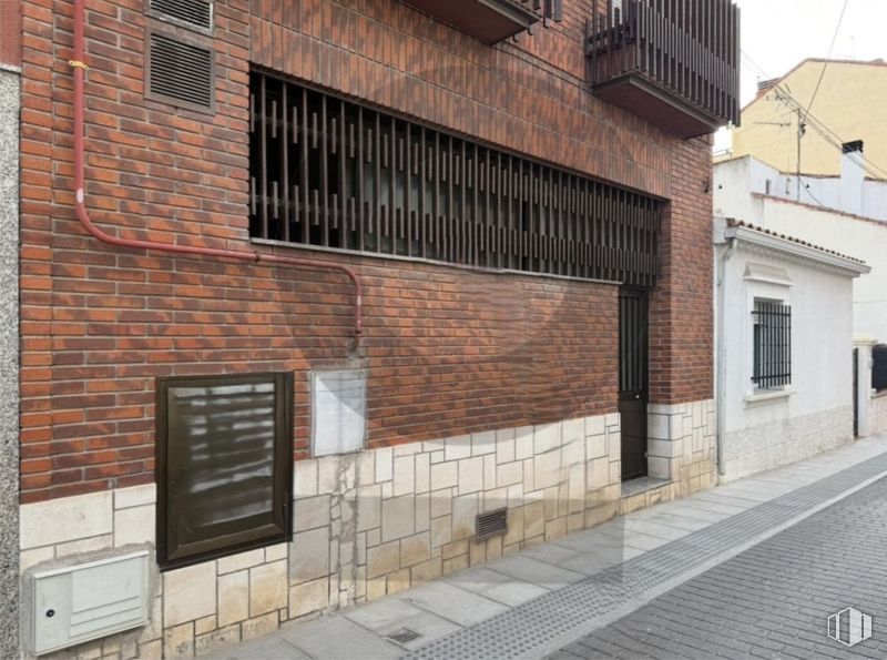 Retail for rent at Calle Benerisa, 17, Moncloa - Aravaca, Madrid, 28023 with window, house, wall, brick, brickwork, brown, composite material, urban design, building material and metal around