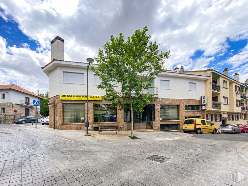 Retail for rent at Calle San Francisco de Asís, 6, Guadarrama, Madrid, 28440 with van, window, house, building, cloud, sky, land vehicle, car, wheel and road surface around