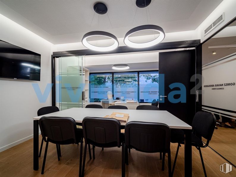 Oficina en venta en Plaza José Moreno Villa, Moncloa - Aravaca, Madrid, 28008 con silla, lámpara, mesa, alumbrado, mueble, propiedad, edificio, interiorismo, suelos y suelo alrededor