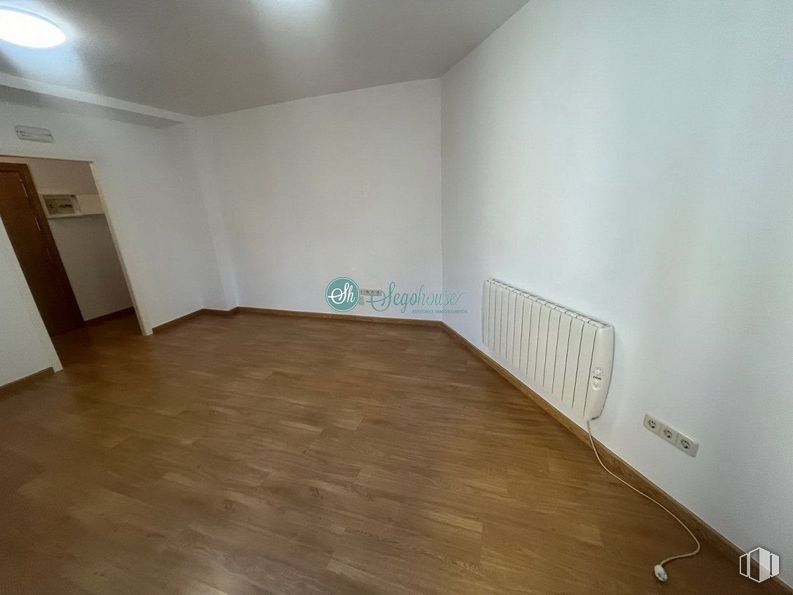 Office for rent at Avenida Acueducto, Segovia, 40001 with door, paint, wood, fixture, building, flooring, floor, wood stain, hardwood and laminate flooring around