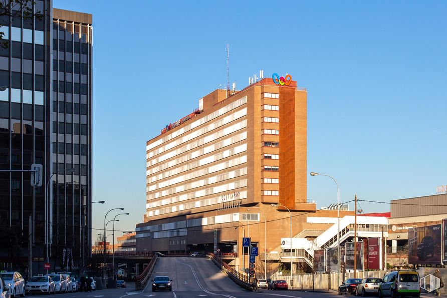 Oficina en alquiler en Estación Chamartín, s/n, Chamartín, Madrid, 28046 con edificio, cielo, coche, luz de la calle, infraestructura, ventana, diseño urbano, vehículo, condominio y bloque de pisos alrededor