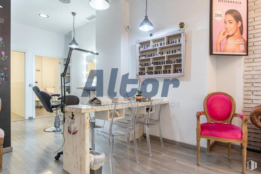 Local en alquiler y venta en Calle Fray Luis De León, Arganzuela, Madrid, 28012 con silla, lámpara, persona, alumbrado, mueble, suelos, interiorismo, suelo, salón de belleza y silla de oficina alrededor