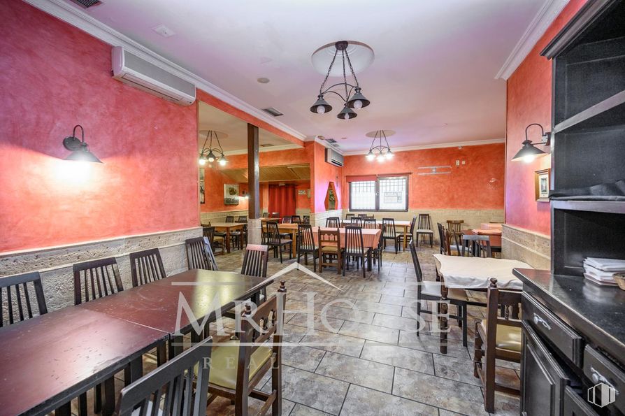 Retail for sale at Calle Dos Amigos, Parla, Madrid, 28980 with chair, light fixture, lighting, chandelier, kitchen & dining room table, furniture, interior design, flooring, ceiling and floor around