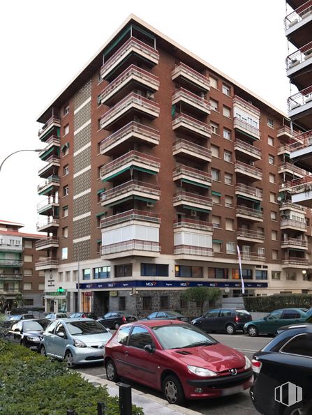 Retail for sale & for rent at Calle Rufino Blanco, 4, Guadalajara, 19003 with car, building, wheel, tire, land vehicle, automotive parking light, vehicle, sky, property and plant around