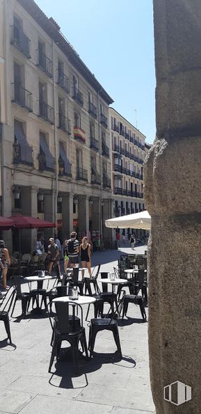 Retail for rent at Calle Toledo, Centro, Madrid, 28005 with table, chair, building, furniture, infrastructure, sky, window, urban design, outdoor table and public space around