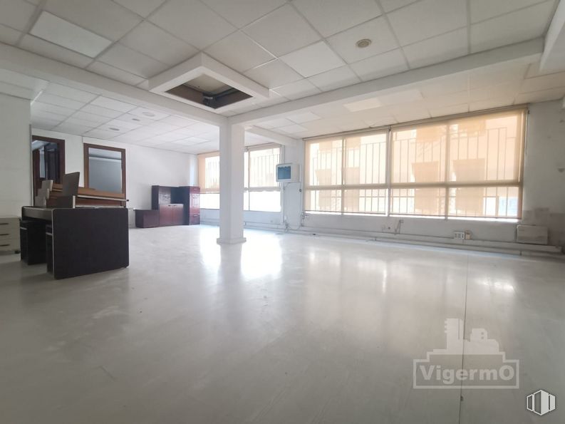 Oficina en alquiler y venta en Plaza Mayor, Torrejón de Ardoz, Madrid, 28850 con mueble, hall, accesorio, edificio, suelo, suelos, madera, vidrio, techo y evento alrededor