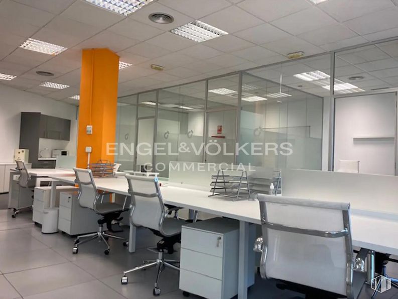 Office for rent at Calle Cólquide, Las Rozas de Madrid, Madrid, 28230 with chair, lighting, furniture, table, building, office chair, fixture, interior design, desk and automotive design around