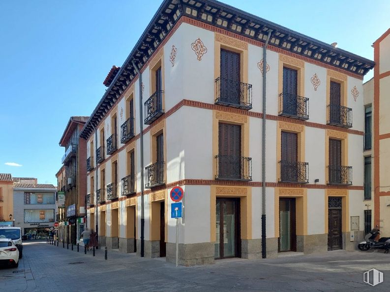 Retail for rent at Calle Tomás Luis de Victoria, 4, Ávila, 05001 with building, sky, wheel, window, tire, urban design, vehicle, door, material property and residential area around