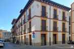 Retail for rent at Calle Tomás Luis de Victoria, 4, Ávila, 05001 with building, sky, wheel, window, tire, urban design, vehicle, door, material property and residential area around