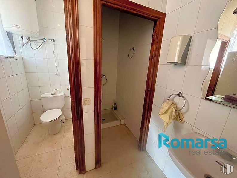 Industrial for sale & for rent at Carretera Piedrahita, Muñogalindo, Ávila, 05530 with toilet, fixture, building, floor, house, flooring, bathroom, door, plumbing fixture and plumbing around