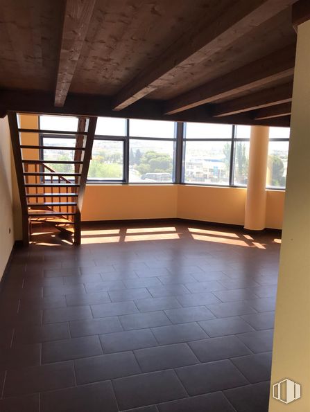 Office for sale at Torre 1, Avenida Madrid, 88, Arganda del Rey, Madrid, 28500 with fixture, wood, window, flooring, real estate, hall, shade, beam, hardwood and tints and shades around