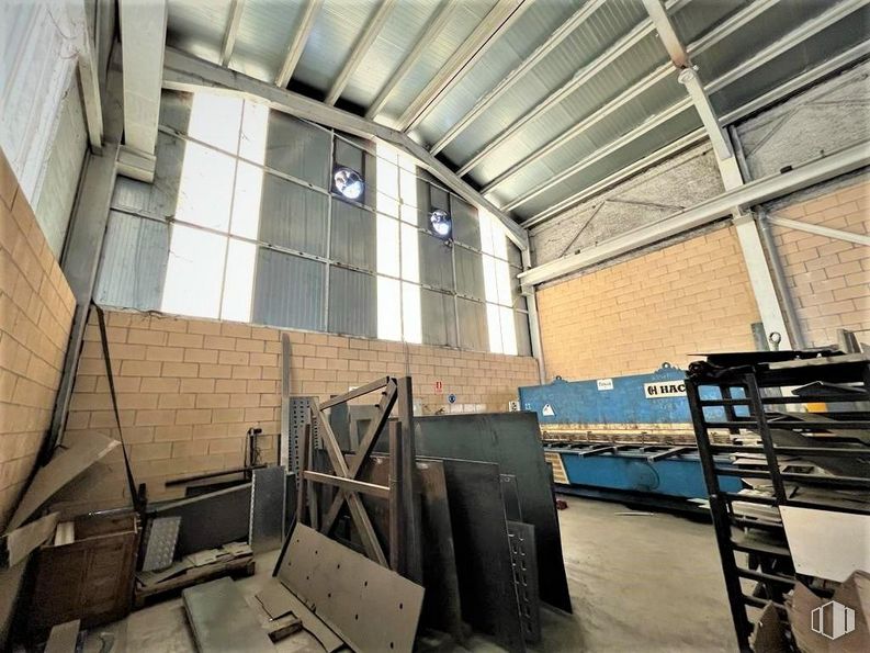 Industrial for sale at Poligono Alcamar, Camarma de Esteruelas, Madrid, 28816 with wood, window, hall, fixture, engineering, ceiling, beam, flooring, metal and glass around