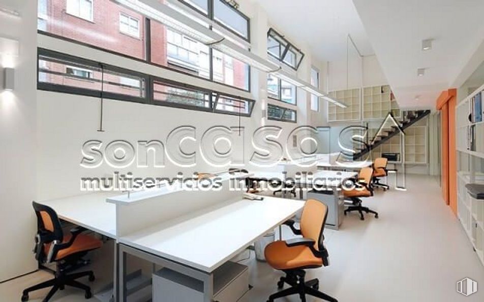 Oficina en alquiler en Zona Centro, Alcobendas, Madrid, 28100 con silla, mueble, mesa, edificio, silla de oficina, escritorio, diseño automovilístico, suelos, suelo y accesorio alrededor