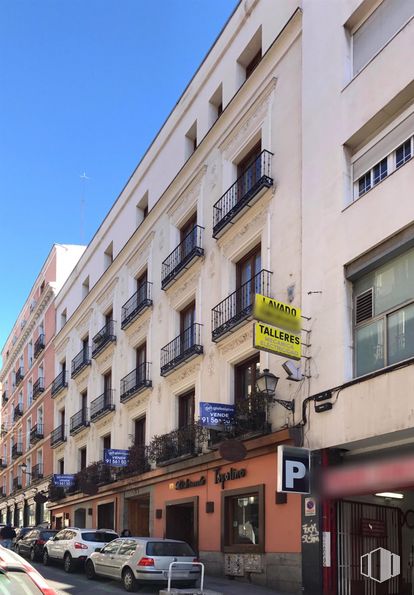 Retail for rent at Calle San Andrés, 38, Centro, Madrid, 28004 with car, window, building, wheel, tire, sky, vehicle, condominium, urban design and commercial building around