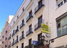 Retail for rent at Calle San Andrés, 38, Centro, Madrid, 28004 with car, window, building, wheel, tire, sky, vehicle, condominium, urban design and commercial building around