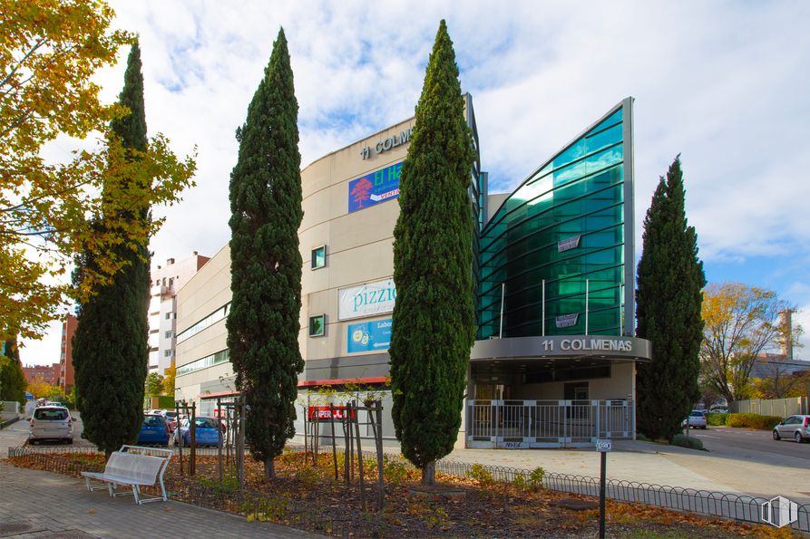 Oficina en venta en Plaza Once Colmenas, 1, Tres Cantos, Madrid, 28760 con mesa de trabajo, edificio, nube, cielo, planta, árbol, coche, rueda, diseño urbano y superficie de carretera alrededor