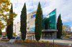 Office for sale at Plaza Once Colmenas, 1, Tres Cantos, Madrid, 28760 with bench, building, cloud, sky, plant, tree, car, wheel, urban design and road surface around