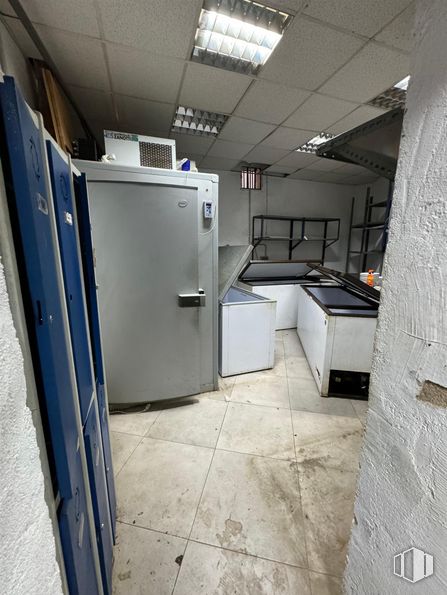 Local en alquiler en Calle Santa Engracia, 75, Chamberí, Madrid, 28010 con refrigerador, lámpara, edificio, suelo, suelos, gas, techo, transporte público, aluminio y accesorio alrededor