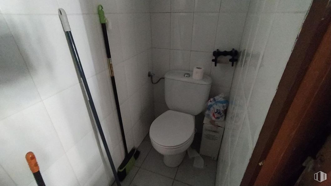 Retail for rent at Zona Centro, Ávila, 05001 with toilet, building, plumbing fixture, bathroom, toilet seat, purple, house, interior design, flooring and floor around