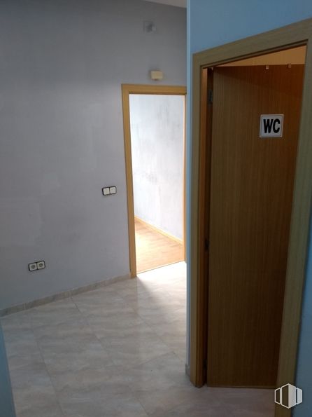 Local en venta en Zona Dos de Mayo, Móstoles, Madrid, 28934 con puerta, suelos, pared, suelo, madera, tinte para madera, madera dura, suelos de madera, habitación y puerta de casa alrededor